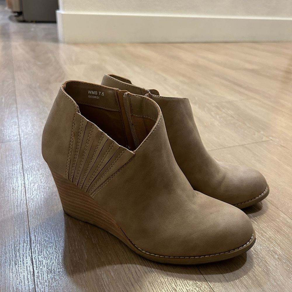 Dolce Vita Tan Wedge Ankle Booties Side Stitch Detail Women’s 7.5 Faux Suede